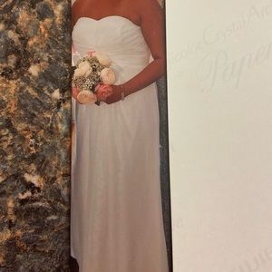 White heart shaped neckline wedding dress